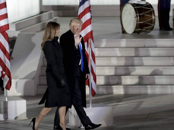 donald-trump-inaguaration-bible-डोनाल्ड-ट्रंंप-बाइबिल-शपथ-ग्रहण donald-trump-inaguaration-bible-डोनाल्ड-ट्रंंप-बाइबिल-शपथ-ग्रहण