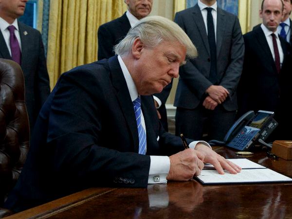 donald trump अमेरिका और मेक्सिको की सीमा पर बनेगी बड़ी 3200 किलोमीटर की दीवार, डोनाल्ड ट्रंप ने दिया आदेश donald trump अमेरिका और मेक्सिको की सीमा पर बनेगी बड़ी 3200 किलोमीटर की दीवार, डोनाल्ड ट्रंप ने दिया आदेश