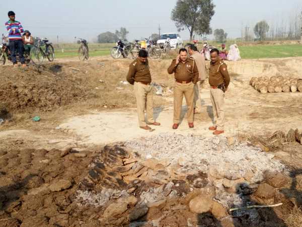 मेरठ: उपलों के ढेर में लगी आग में मिली मानव अस्थियां, मची सनसनी मेरठ: उपलों के ढेर में लगी आग में मिली मानव अस्थियां, मची सनसनी