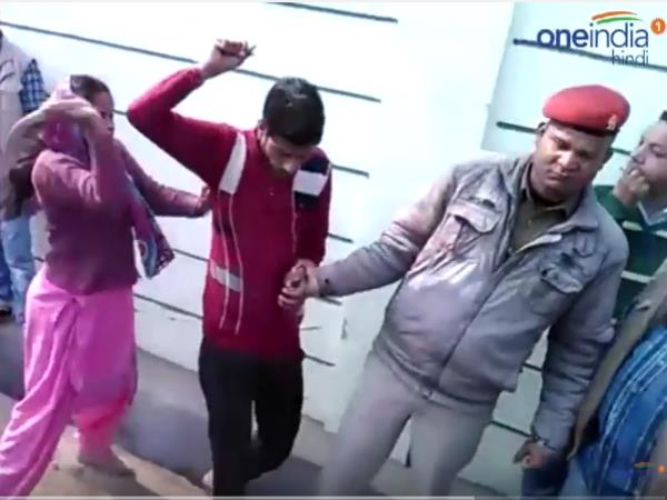 यूपी के मेरठ में एसएसपी ऑफिस के अंदर महिला ने की मनचले की धुनाई यूपी के मेरठ में एसएसपी ऑफिस के अंदर महिला ने की मनचले की धुनाई