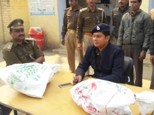 शाहजहांपुर: यूपी चुनाव में बढ़ी तमंचों की डिमांड, पकड़ी गई हथियार फैक्ट्री शाहजहांपुर: यूपी चुनाव में बढ़ी तमंचों की डिमांड, पकड़ी गई हथियार फैक्ट्री