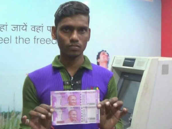 जब ATM से निकलने लगा 2 हजार का नकली नोट, कारण जानकर चौंक जाएंगे आप जब ATM से निकलने लगा 2 हजार का नकली नोट, कारण जानकर चौंक जाएंगे आप