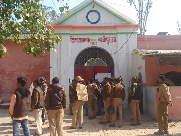 यूपी: गाजीपुर जेल में ऐसा क्या हुआ, जो पुलिस को बजानी पड़ी पगली घंटी यूपी: गाजीपुर जेल में ऐसा क्या हुआ, जो पुलिस को बजानी पड़ी पगली घंटी