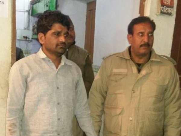 गाजियाबाद: गद्दा सुखाने को लेकर हुए विवाद में पति-पत्नी की गोली मारकर हत्या गाजियाबाद: गद्दा सुखाने को लेकर हुए विवाद में पति-पत्नी की गोली मारकर हत्या