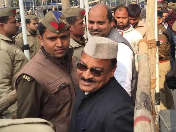 नवाबगंज विधानसभा सीट से सपा प्रत्याशी भगवत शरण गंगवार ने भरा पर्चा नवाबगंज विधानसभा सीट से सपा प्रत्याशी भगवत शरण गंगवार ने भरा पर्चा