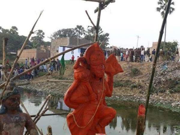 बिहार: हनुमान की मूर्ति स्थापित करने को लेकर दो समुदायों में बवाल, कई लोग घायल बिहार: हनुमान की मूर्ति स्थापित करने को लेकर दो समुदायों में बवाल, कई लोग घायल