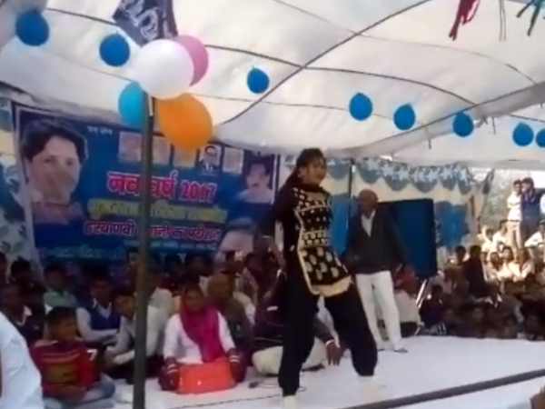 हापुड़ में बहुजन समाज पार्टी के प्रत्याशी ने भीड़ इकट्ठा करने के लिए कराया अश्लील डांस हापुड़ में बहुजन समाज पार्टी के प्रत्याशी ने भीड़ इकट्ठा करने के लिए कराया अश्लील डांस