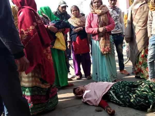 हरदोई: युवक को दौड़ा-दौड़ा कर मारा, रेलवे लाइन पर शव फेंककर दिखाया हादसा! हरदोई: युवक को दौड़ा-दौड़ा कर मारा, रेलवे लाइन पर शव फेंककर दिखाया हादसा!