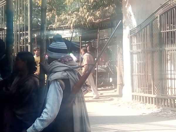 हरदोई में डीएम दफ्तर के बाहर ही उड़ाया जा रहा आचार संहिता का मजाक हरदोई में डीएम दफ्तर के बाहर ही उड़ाया जा रहा आचार संहिता का मजाक