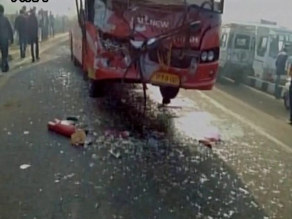 जयपुर-आगरा हाईवे पर भयानक सड़क हादसा, 30 कारें आपस में भिड़ी जयपुर-आगरा हाईवे पर भयानक सड़क हादसा, 30 कारें आपस में भिड़ी