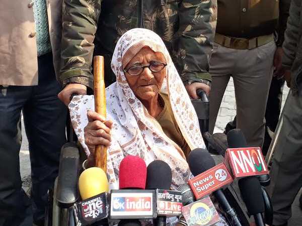 95 साल की उम्र में यूपी को सुधारने चुनाव में उतरीं जल देवी, इनके जज्बे को सलाम 95 साल की उम्र में यूपी को सुधारने चुनाव में उतरीं जल देवी, इनके जज्बे को सलाम