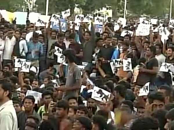 जल्लिकट्टू से बैन हटाने की मांग पर चेन्नई में प्रदर्शन जारी जल्लिकट्टू से बैन हटाने की मांग पर चेन्नई में प्रदर्शन जारी