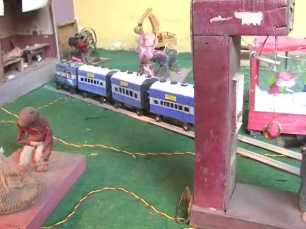 शाहजहांपुर:कबाड़ से क्या-क्या कमाल कर गया ये शख्स, देखने वाले रह गए दंग शाहजहांपुर:कबाड़ से क्या-क्या कमाल कर गया ये शख्स, देखने वाले रह गए दंग