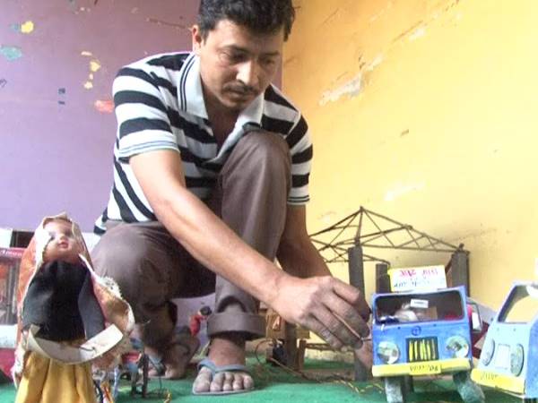 शाहजहांपुर:कबाड़ से क्या-क्या कमाल कर गया ये शख्स, देखने वाले रह गए दंग शाहजहांपुर:कबाड़ से क्या-क्या कमाल कर गया ये शख्स, देखने वाले रह गए दंग