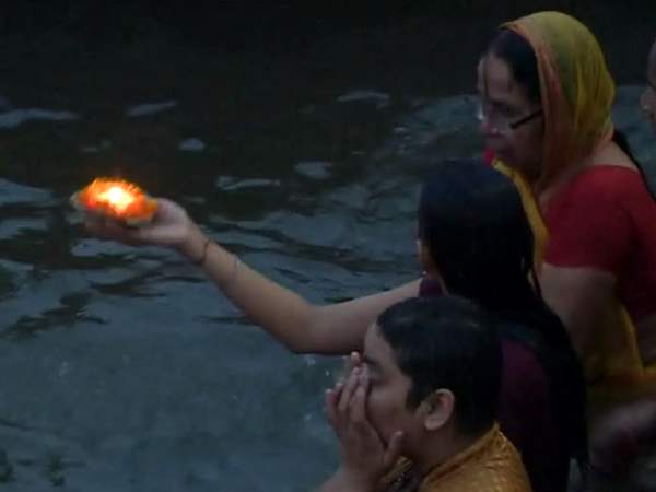 काशी: मौनी अमावस्या पर गंगा में स्नान और दान करने आए हजारों लोग काशी: मौनी अमावस्या पर गंगा में स्नान और दान करने आए हजारों लोग