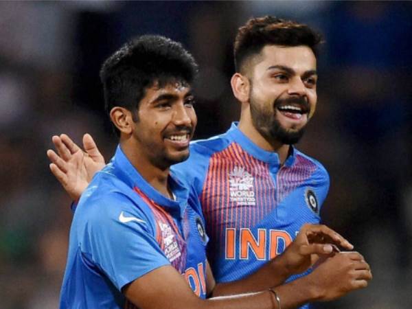 इंग्लैंड के फिलाफ मैच में आखिरी गेंद से पहले विराट कोहली ने बुमराह को दिया जीत का मंत्र इंग्लैंड के फिलाफ मैच में आखिरी गेंद से पहले विराट कोहली ने बुमराह को दिया जीत का मंत्र