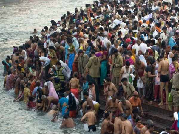 इलाहाबाद में आस्था का उमड़ा सैलाब, 50 लाख श्रद्धालु करेंगे स्नान इलाहाबाद में आस्था का उमड़ा सैलाब, 50 लाख श्रद्धालु करेंगे स्नान
