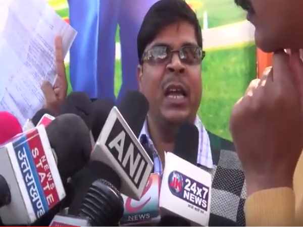 यूपी: भाजपा ने आचार संहिता का उड़ाया मजाक, पार्टी ने मंच पर बांटे पैसे यूपी: भाजपा ने आचार संहिता का उड़ाया मजाक, पार्टी ने मंच पर बांटे पैसे
