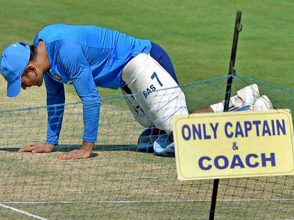 mahendra singh dhoni कप्तान हैं विराट लेकिन मैदान में 'कप्तानी' करते दिखते हैं महेन्द्र सिंह धोनी mahendra singh dhoni कप्तान हैं विराट लेकिन मैदान में 'कप्तानी' करते दिखते हैं महेन्द्र सिंह धोनी