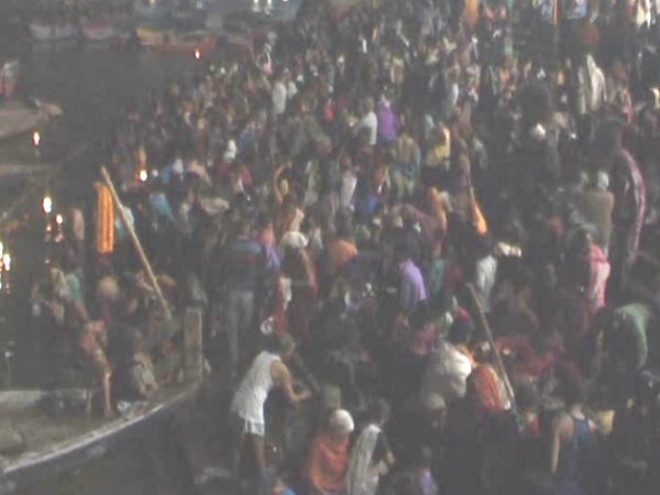 वाराणसी: काशी में भक्तों ने लगाई मकर संक्रांति पर आस्था की डुबकी वाराणसी: काशी में भक्तों ने लगाई मकर संक्रांति पर आस्था की डुबकी