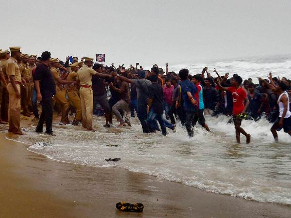 marina beach जल्लीकट्टू: चेन्नई के मरीना बीच पर धारा 144 लागू, 12 फरवरी तक रहेगी ये व्यवस्था marina beach जल्लीकट्टू: चेन्नई के मरीना बीच पर धारा 144 लागू, 12 फरवरी तक रहेगी ये व्यवस्था