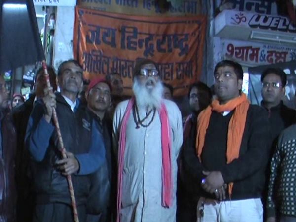 मेरठ: गणतंत्र दिवस की पूर्व संध्या हिन्दू महासभा के कार्यकर्ताओं ने फहराया काला झंडा मेरठ: गणतंत्र दिवस की पूर्व संध्या हिन्दू महासभा के कार्यकर्ताओं ने फहराया काला झंडा