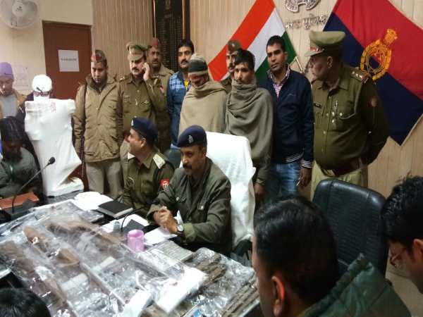 मेरठ में अवैध हथियार बनाने वाली फैक्ट्री का भंडाफोड़ मेरठ में अवैध हथियार बनाने वाली फैक्ट्री का भंडाफोड़