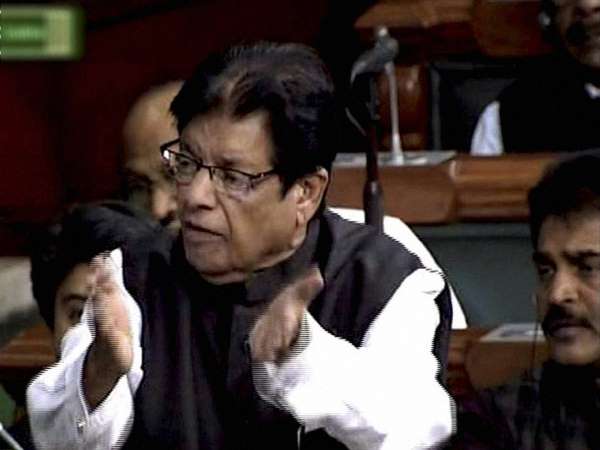 राष्ट्रपति के अभिभाषण के दौरान सांसद ई अहमद को पड़ा दिल का दौरा राष्ट्रपति के अभिभाषण के दौरान सांसद ई अहमद को पड़ा दिल का दौरा