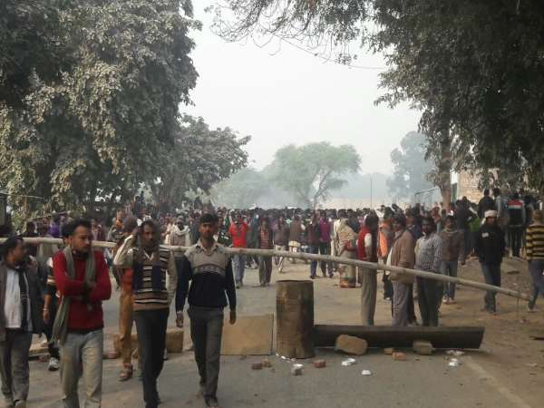 मिर्जापुर: चाय पी रहे लोगों के लिए काल बनी स्कॉर्पियो, 5 की मौत मिर्जापुर: चाय पी रहे लोगों के लिए काल बनी स्कॉर्पियो, 5 की मौत