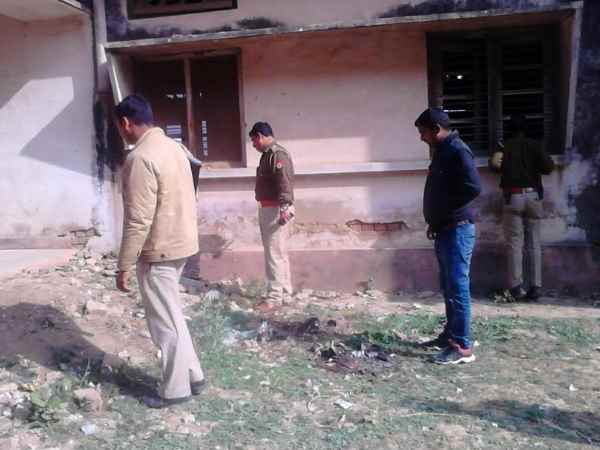 मिर्जापुर: प्यार का हुआ खौफनाक अंजाम, चाकू से 70 वार कर नाबालिग की हत्या मिर्जापुर: प्यार का हुआ खौफनाक अंजाम, चाकू से 70 वार कर नाबालिग की हत्या