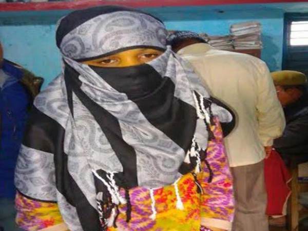बिहार: मोबाइल पर ही ले लिए सात फेरे, कोर्ट में पहुंचा अनोखी शादी का मामला बिहार: मोबाइल पर ही ले लिए सात फेरे, कोर्ट में पहुंचा अनोखी शादी का मामला