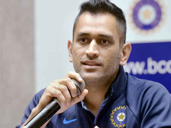 महेंद्र सिंह धोनी ने मोबाइल कंपनी पर लगाया नाम के दुरुपयोग करने का आरोप महेंद्र सिंह धोनी ने मोबाइल कंपनी पर लगाया नाम के दुरुपयोग करने का आरोप