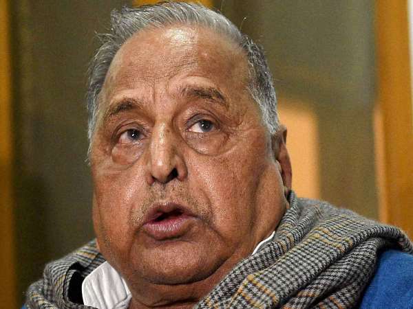 मुलायम के पत्र पर उठे सवाल, पूर्व पार्टी उपाध्यक्ष ने कहा- फर्जी है दस्तखत, कोई और ले रहा है फैसले मुलायम के पत्र पर उठे सवाल, पूर्व पार्टी उपाध्यक्ष ने कहा- फर्जी है दस्तखत, कोई और ले रहा है फैसले