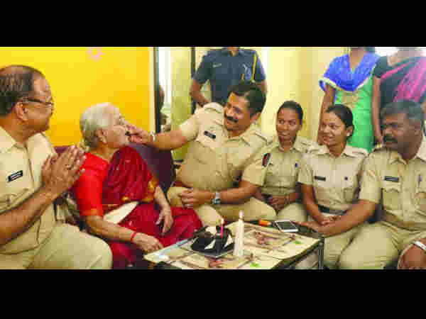 83-Year-Old Gets A Surprise Birthday Party From Mumbai Cops 83-Year-Old Gets A Surprise Birthday Party From Mumbai Cops