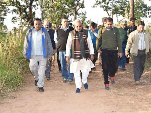नाव में सवार होकर कहां जा रहे हैं बिहार के सीएम नीतीश कुमार, तस्वीरें नाव में सवार होकर कहां जा रहे हैं बिहार के सीएम नीतीश कुमार, तस्वीरें