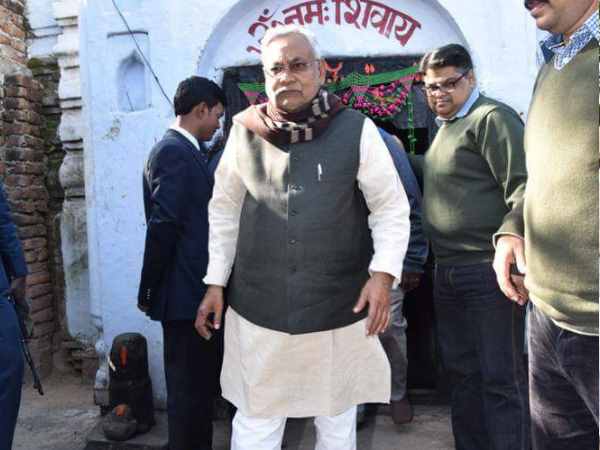 नाव में सवार होकर कहां जा रहे हैं बिहार के सीएम नीतीश कुमार, तस्वीरें नाव में सवार होकर कहां जा रहे हैं बिहार के सीएम नीतीश कुमार, तस्वीरें