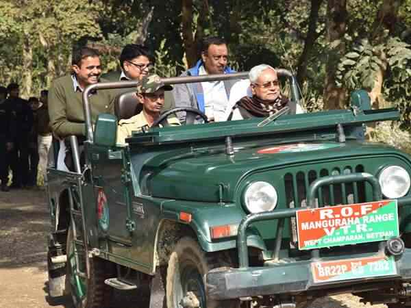 नाव में सवार होकर कहां जा रहे हैं बिहार के सीएम नीतीश कुमार, तस्वीरें नाव में सवार होकर कहां जा रहे हैं बिहार के सीएम नीतीश कुमार, तस्वीरें