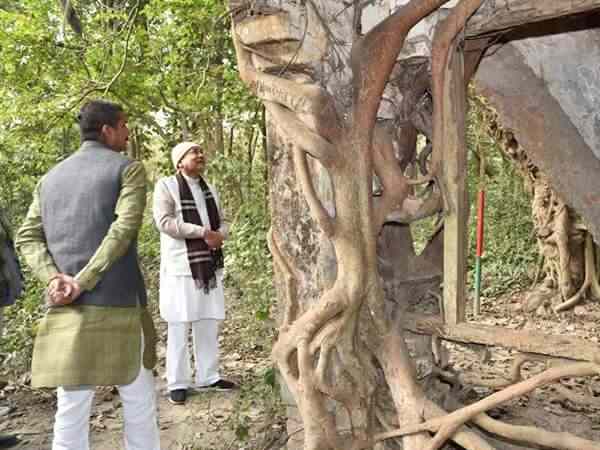 नाव में सवार होकर कहां जा रहे हैं बिहार के सीएम नीतीश कुमार, तस्वीरें नाव में सवार होकर कहां जा रहे हैं बिहार के सीएम नीतीश कुमार, तस्वीरें