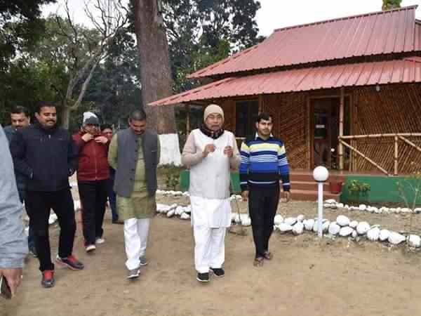 नाव में सवार होकर कहां जा रहे हैं बिहार के सीएम नीतीश कुमार, तस्वीरें नाव में सवार होकर कहां जा रहे हैं बिहार के सीएम नीतीश कुमार, तस्वीरें
