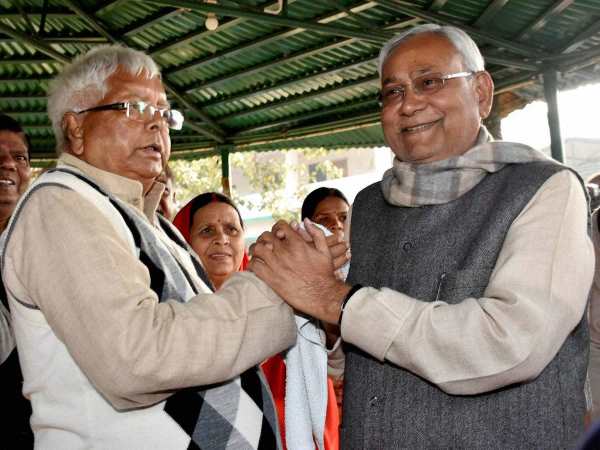 लालू के आगे झुकी नीतीश सरकार, नाव हादसे की जांच से डीएम को निकाला लालू के आगे झुकी नीतीश सरकार, नाव हादसे की जांच से डीएम को निकाला