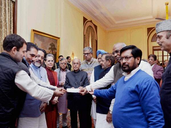 1 फरवरी को बजट न पेश करे केंद्र सरकार , विपक्षी दल पहुंचे राष्ट्रपति और चुनाव आयोग के पास 1 फरवरी को बजट न पेश करे केंद्र सरकार , विपक्षी दल पहुंचे राष्ट्रपति और चुनाव आयोग के पास