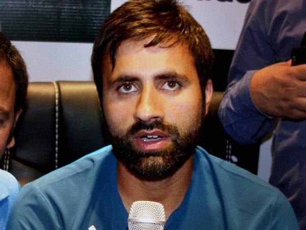 parvez rasool राष्ट्रगान के वक्त च्यूइंगम चबाते दिखे क्रिकेटर परवेज रसूल, ट्विटर पर लोगों ने लगाई लताड़ parvez rasool राष्ट्रगान के वक्त च्यूइंगम चबाते दिखे क्रिकेटर परवेज रसूल, ट्विटर पर लोगों ने लगाई लताड़