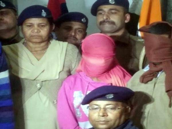 71 साल के डॉक्टर को प्रेमिका की 17 साल की बेटी से इश्क लड़ाना पड़ा महंगा 71 साल के डॉक्टर को प्रेमिका की 17 साल की बेटी से इश्क लड़ाना पड़ा महंगा