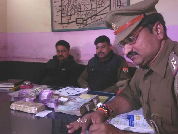 वाराणसी: चुनावी चेकिंग के दौरान 10 लाख रुपए और 4 किलो चांदी बरामद वाराणसी: चुनावी चेकिंग के दौरान 10 लाख रुपए और 4 किलो चांदी बरामद
