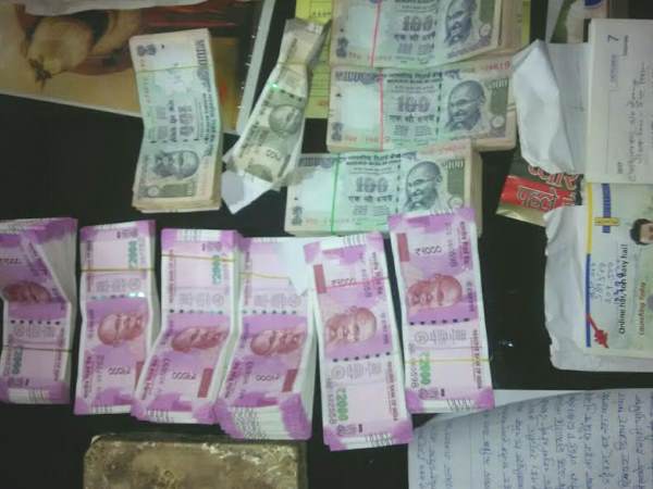 वाराणसी: चुनावी चेकिंग के दौरान 10 लाख रुपए और 4 किलो चांदी बरामद वाराणसी: चुनावी चेकिंग के दौरान 10 लाख रुपए और 4 किलो चांदी बरामद