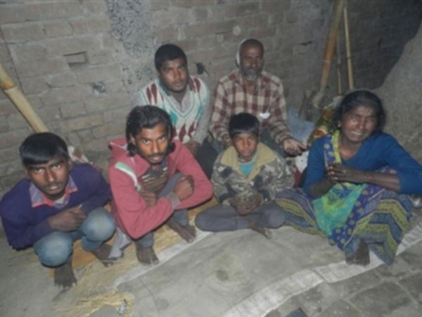 बिहार: गरीब समझकर दबंगों ने ठुकराया तो मंदिर में भगवान ने दिया सहारा बिहार: गरीब समझकर दबंगों ने ठुकराया तो मंदिर में भगवान ने दिया सहारा