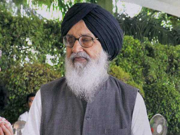 पंजाब CM प्रकाश सिंह बादल पर फेंका गया जूता पंजाब CM प्रकाश सिंह बादल पर फेंका गया जूता
