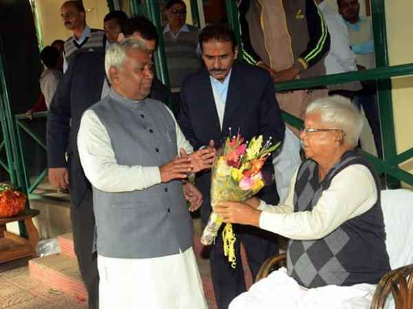 लालू के आवास पर हैप्पी न्यू ईयर लालू के आवास पर हैप्पी न्यू ईयर
