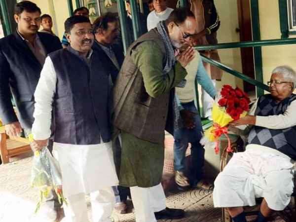 लालू के आवास पर हैप्पी न्यू ईयर लालू के आवास पर हैप्पी न्यू ईयर