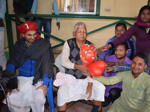 लालू के आवास पर हैप्पी न्यू ईयर लालू के आवास पर हैप्पी न्यू ईयर